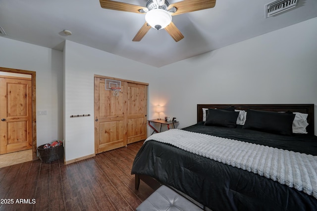 bedroom with dark hardwood / wood-style floors, ceiling fan, and a closet