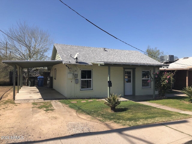 view of front facade featuring a carport and a front yard