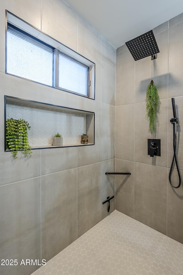 bathroom featuring a tile shower