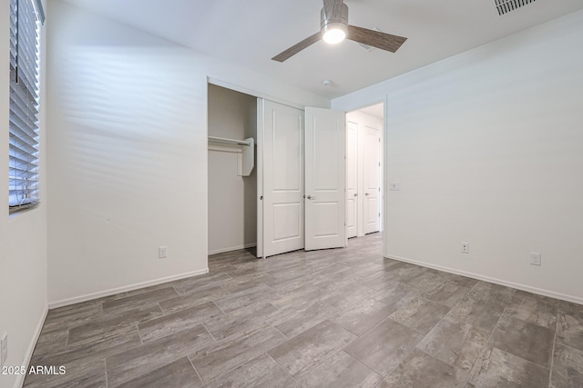 unfurnished bedroom featuring ceiling fan and a closet