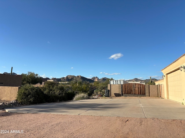 view of yard featuring a mountain view