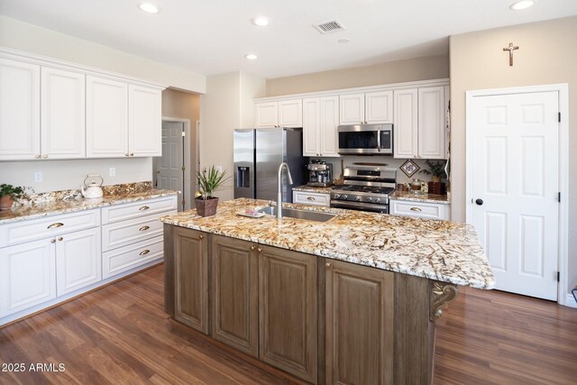 6975 E Lynx Wagon Rd, Prescott Valley, AZ 86314 - kitchen with visible vents, dark wood-type flooring, a sink, stainless steel appliances, and white cabinets