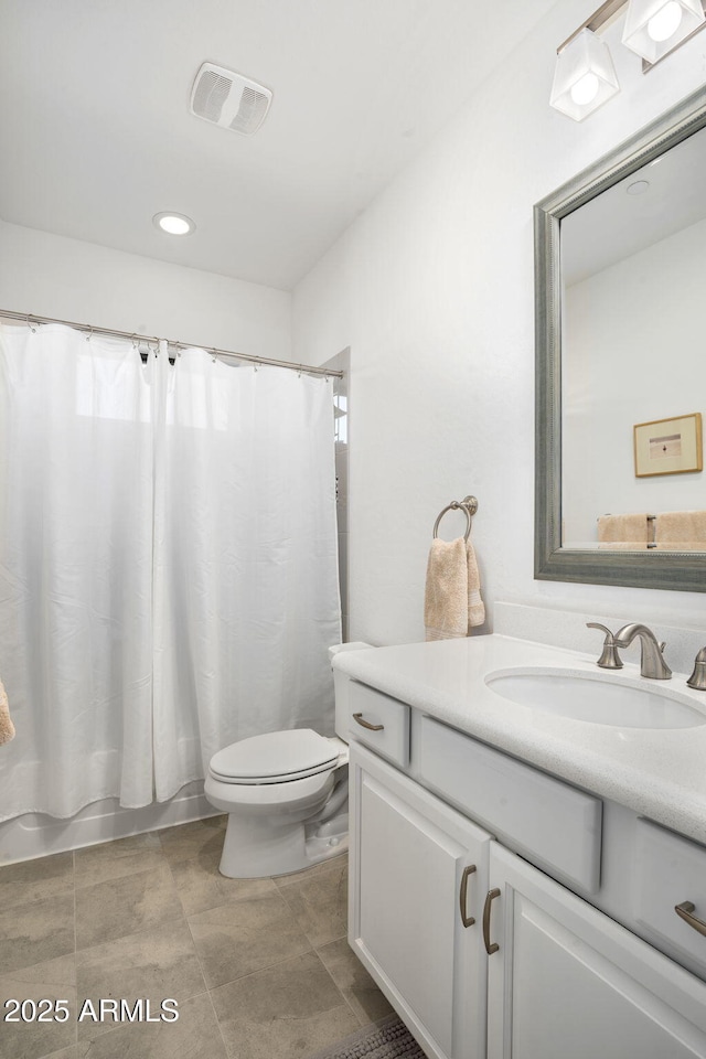 full bathroom featuring toilet, vanity, and shower / bath combo