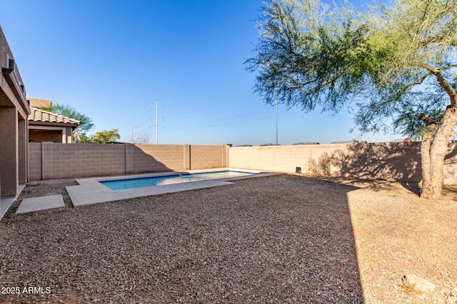 view of yard featuring a fenced in pool