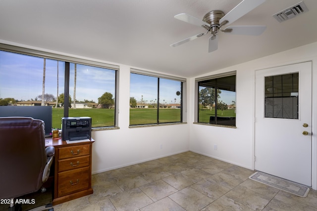 sunroom with ceiling fan