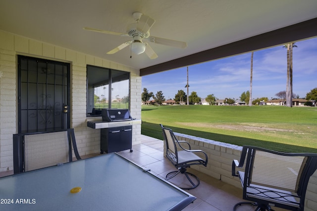 sunroom with ceiling fan