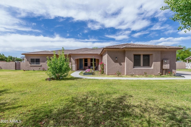 view of front of property featuring stucco siding, a front yard, and fence