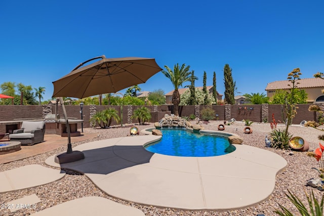 31453 N Blackfoot Dr, San Tan Valley, AZ 85143 - view of swimming pool featuring a patio area, a fenced backyard, and an outdoor living space