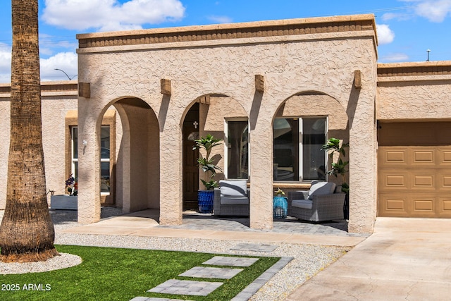 858 W Knowles Cir, Mesa, AZ 85210 - view of patio with a garage