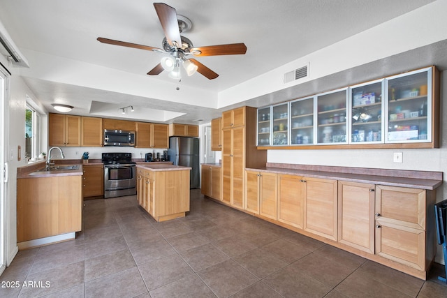 858 W Knowles Cir, Mesa, AZ 85210 - kitchen with appliances with stainless steel finishes, a tray ceiling, a sink, ceiling fan, and dark tile patterned floors