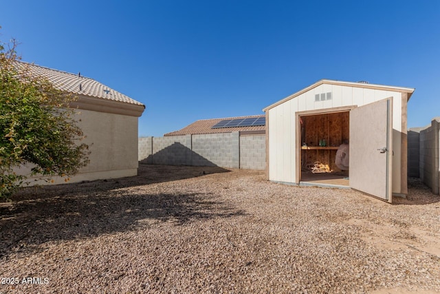 view of yard with a storage unit