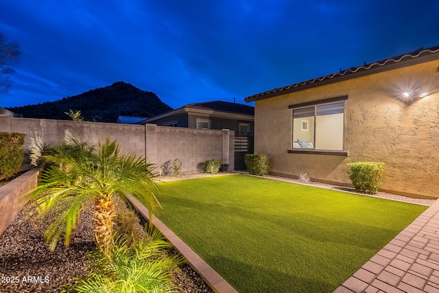 view of yard featuring a mountain view