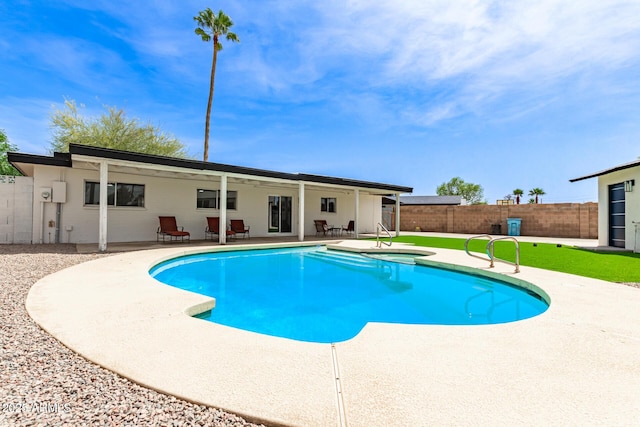 11842 N 30th Dr, Phoenix, AZ 85029 - view of swimming pool featuring a fenced in pool, a patio, and a fenced backyard