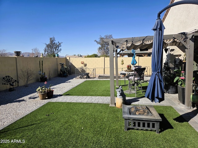 view of yard featuring a fenced backyard and a pergola