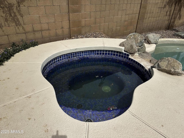 6538 W Nez Perce St, Phoenix, AZ 85043 - view of swimming pool featuring a pool with connected hot tub