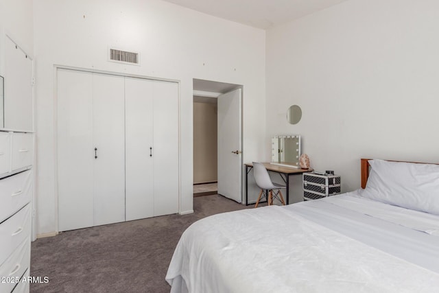 bedroom featuring carpet floors and a closet