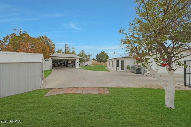 view of yard featuring an outdoor structure