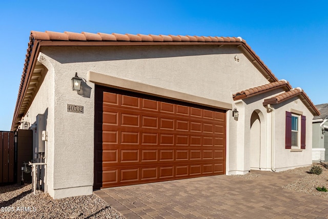 view of front facade featuring a garage