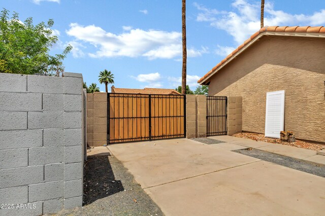 8913 S Forest Ave, Tempe, AZ 85284 - view of patio / terrace featuring a gate