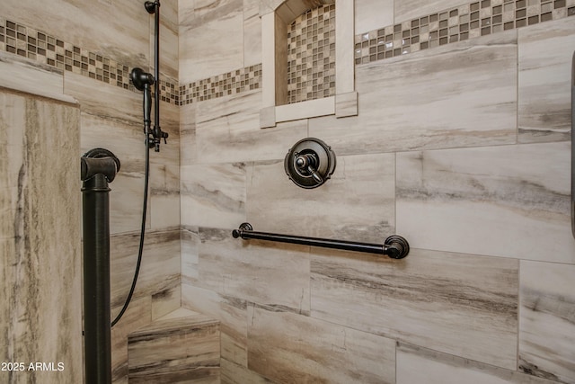 room details featuring tiled shower