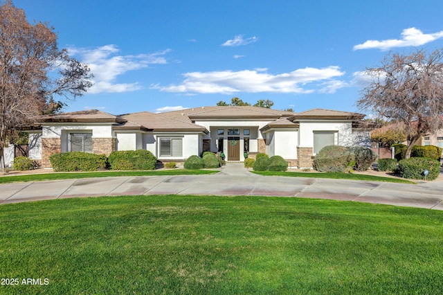 view of front of house featuring a front yard