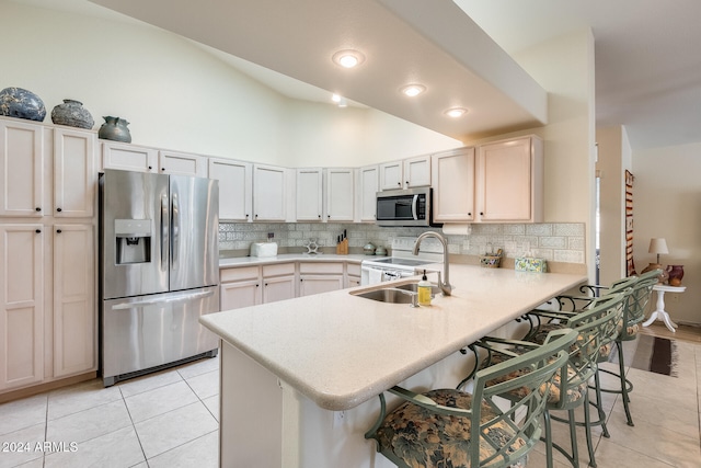 kitchen with kitchen peninsula, a kitchen breakfast bar, and stainless steel appliances