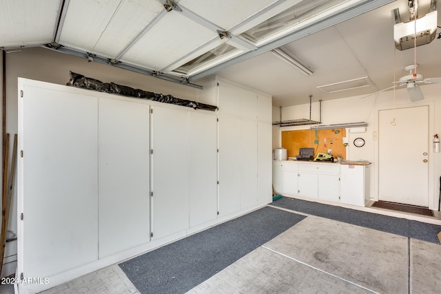 garage featuring ceiling fan