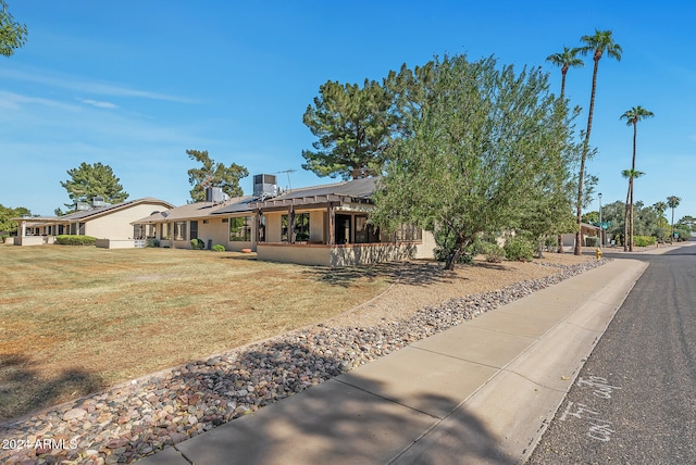 single story home featuring a front lawn