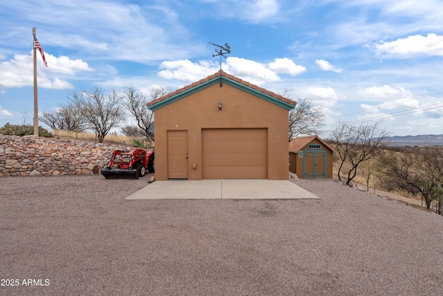 garage featuring gravel driveway