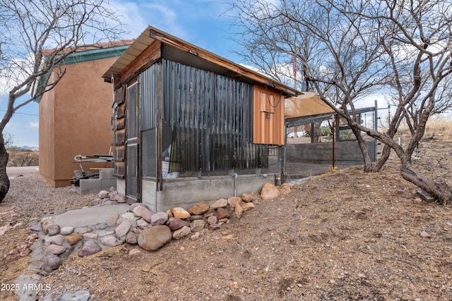 view of outdoor structure with an outbuilding