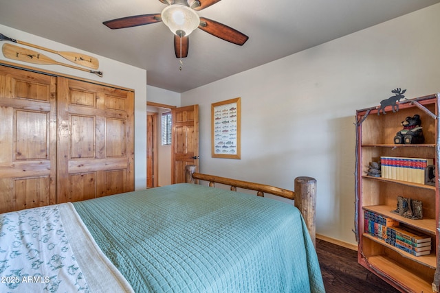 bedroom with dark wood-type flooring, ceiling fan, and a closet