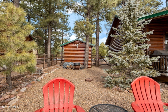 view of yard featuring a shed