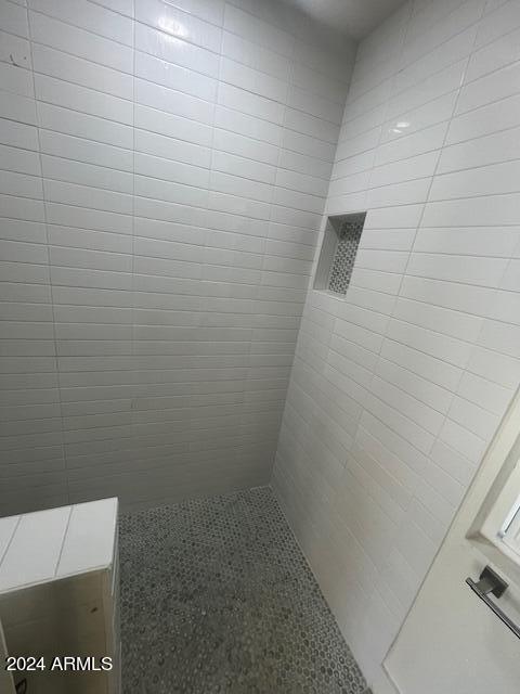 bathroom featuring a tile shower