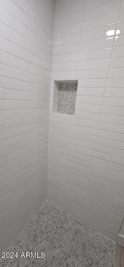 bathroom featuring a tile shower