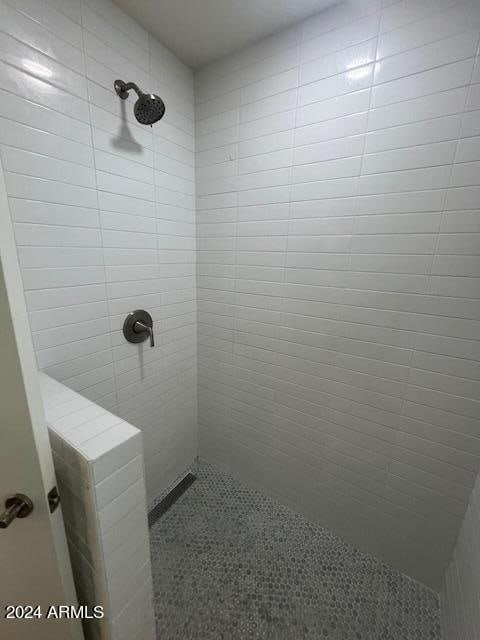 bathroom featuring a tile shower