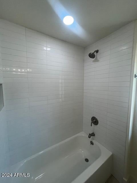 bathroom with tiled shower / bath