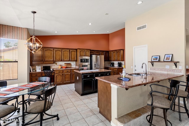 3797 N 156th Dr N, Goodyear, AZ 85395 - kitchen featuring a sink, a chandelier, stainless steel appliances, a kitchen island, and visible vents