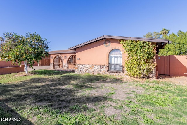 view of front of house featuring a front yard