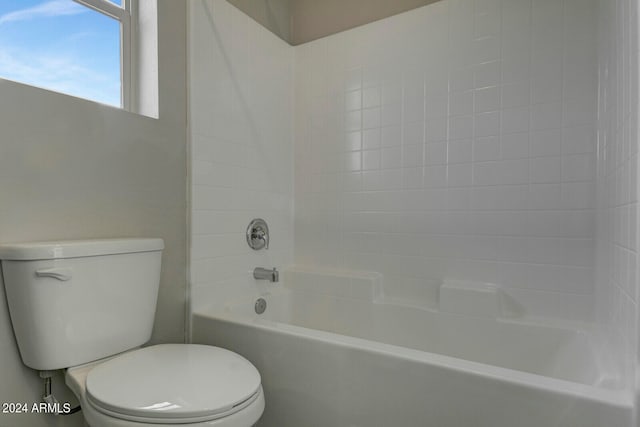 bathroom with tiled shower / bath and toilet