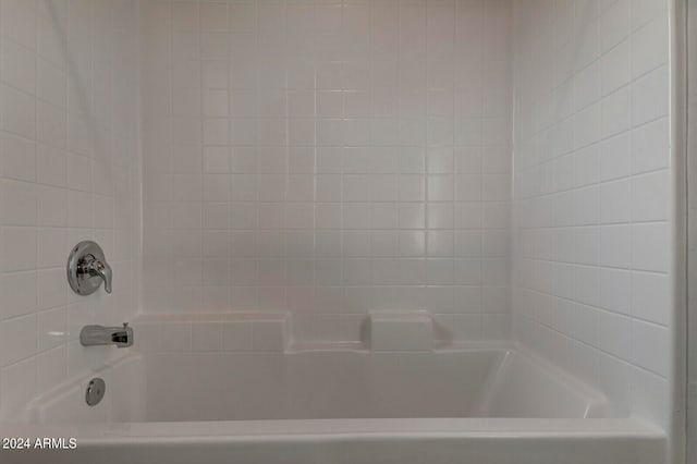 bathroom featuring tiled shower / bath combo