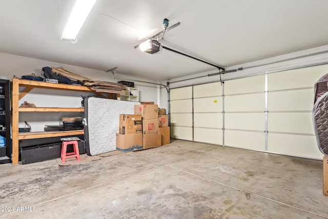 10096 N 63rd Ave, Glendale, AZ 85302 - garage with a garage door opener