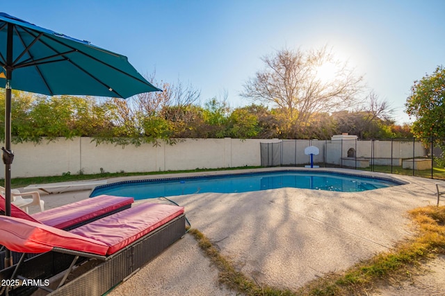 view of swimming pool