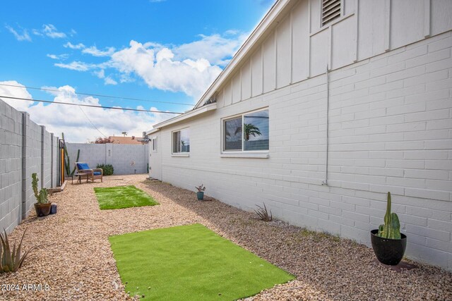 view of yard featuring a patio area