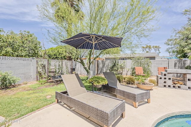 402 E Claremont St, Phoenix, AZ 85012 - fenced backyard with a patio