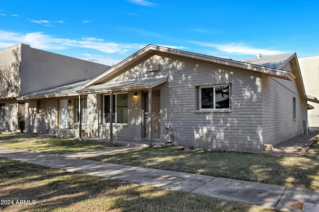 view of front of home featuring a front lawn