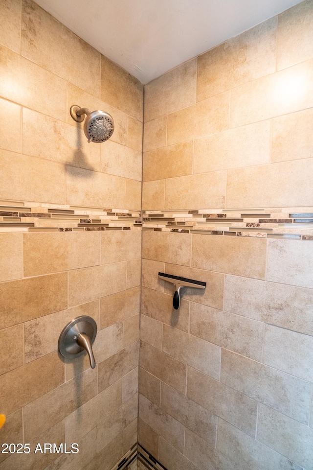 bathroom featuring tiled shower