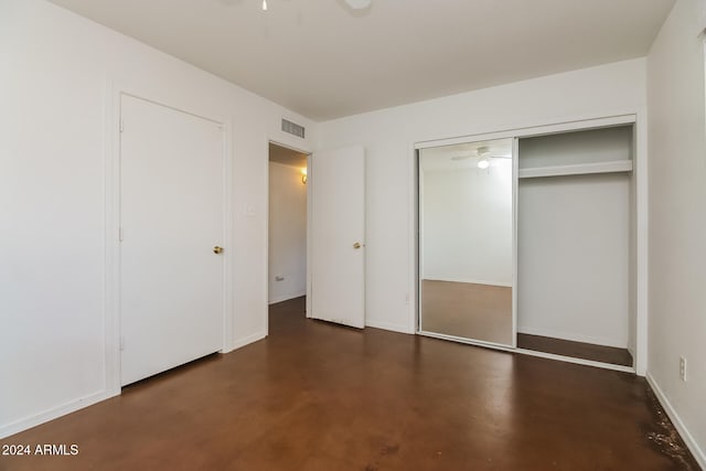 unfurnished bedroom featuring ceiling fan and a closet