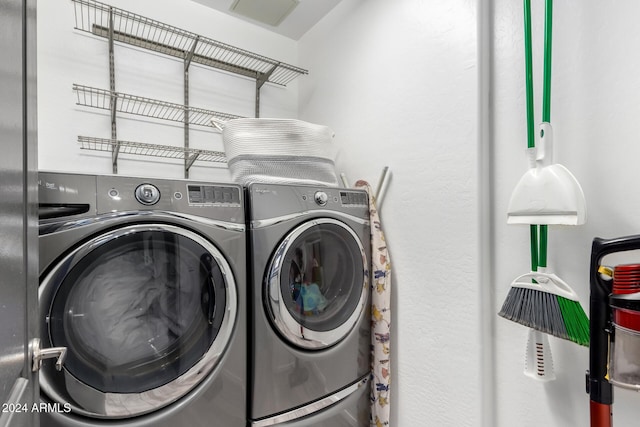 washroom featuring washing machine and clothes dryer