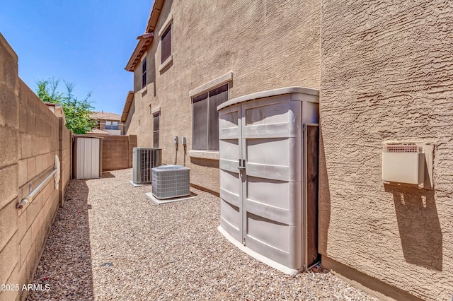 742 E Kingbird Dr, Gilbert, AZ 85297 - view of side of home with a fenced backyard and stucco siding