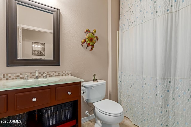 full bathroom with vanity, curtained shower, toilet, a textured wall, and tasteful backsplash